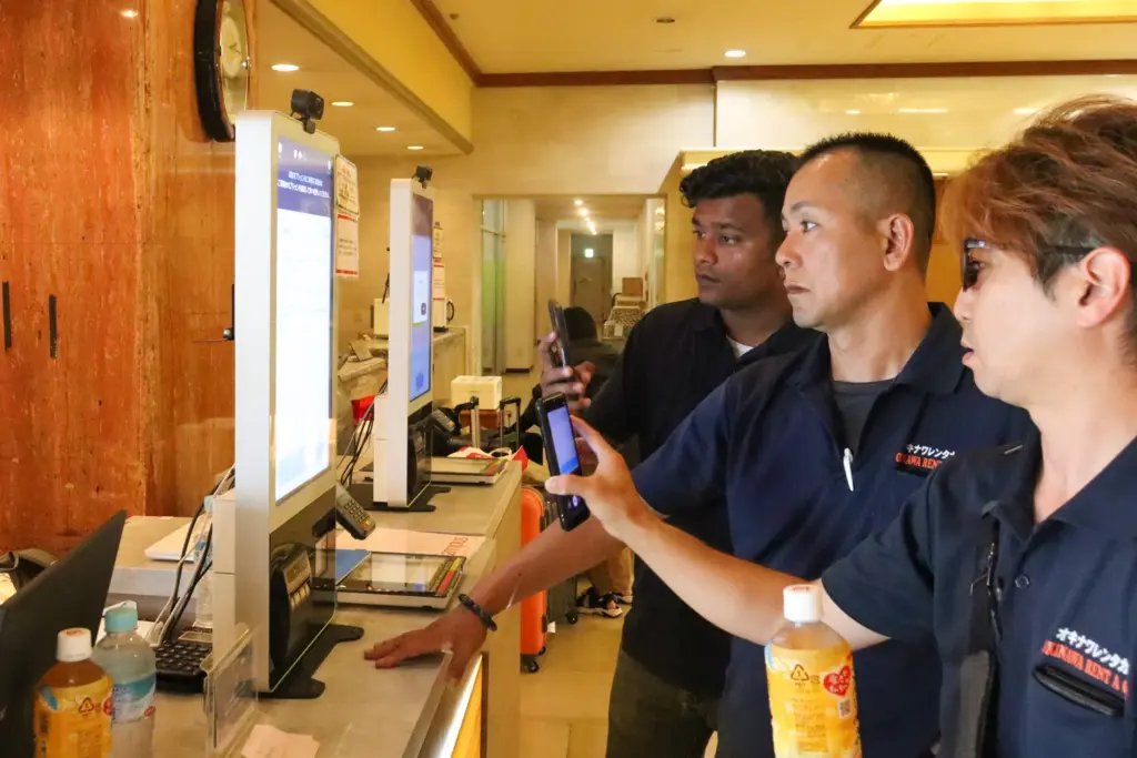 導入済み店舗でチェックインの流れを視察するオキナワレンタカー様
