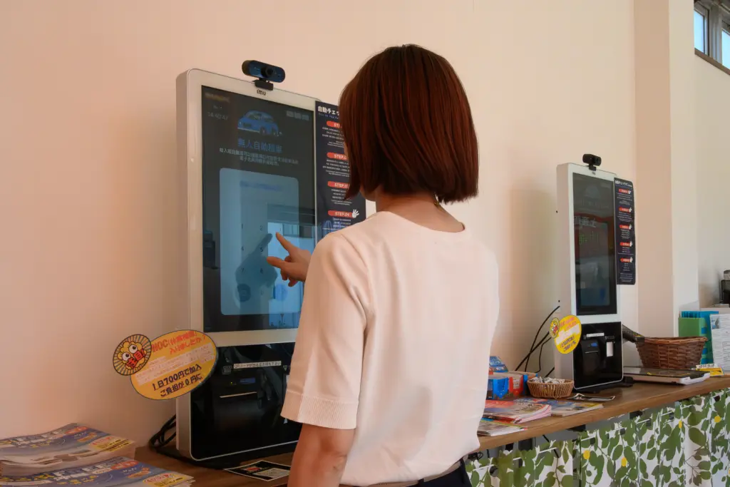 中国語(繁体字)表示でチェックインを進めるオキナワレンタカー様の多言語チェックイン機