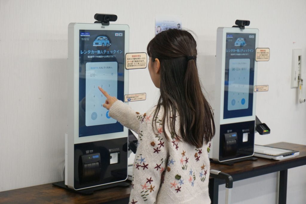 レンタカー予約管理システムと連携したセルフチェックイン機の利用実例