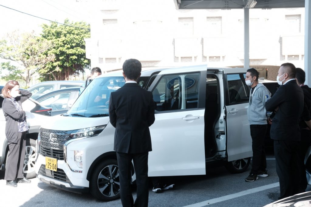 スカイレンタリース株式会社様の店舗に設置された出発受付用チェックイン端末
