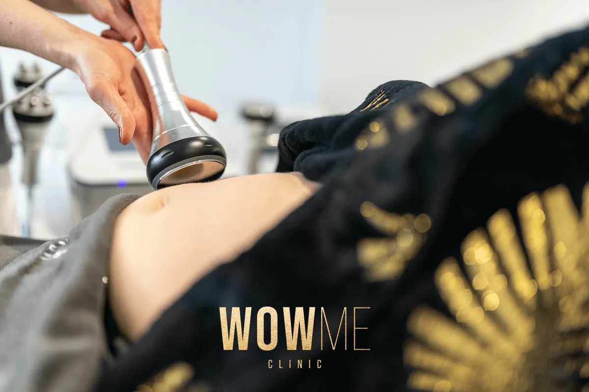 kosmetolog-wykonuje-zabieg-thermogenique-w-torunskiej-klinice-wowme