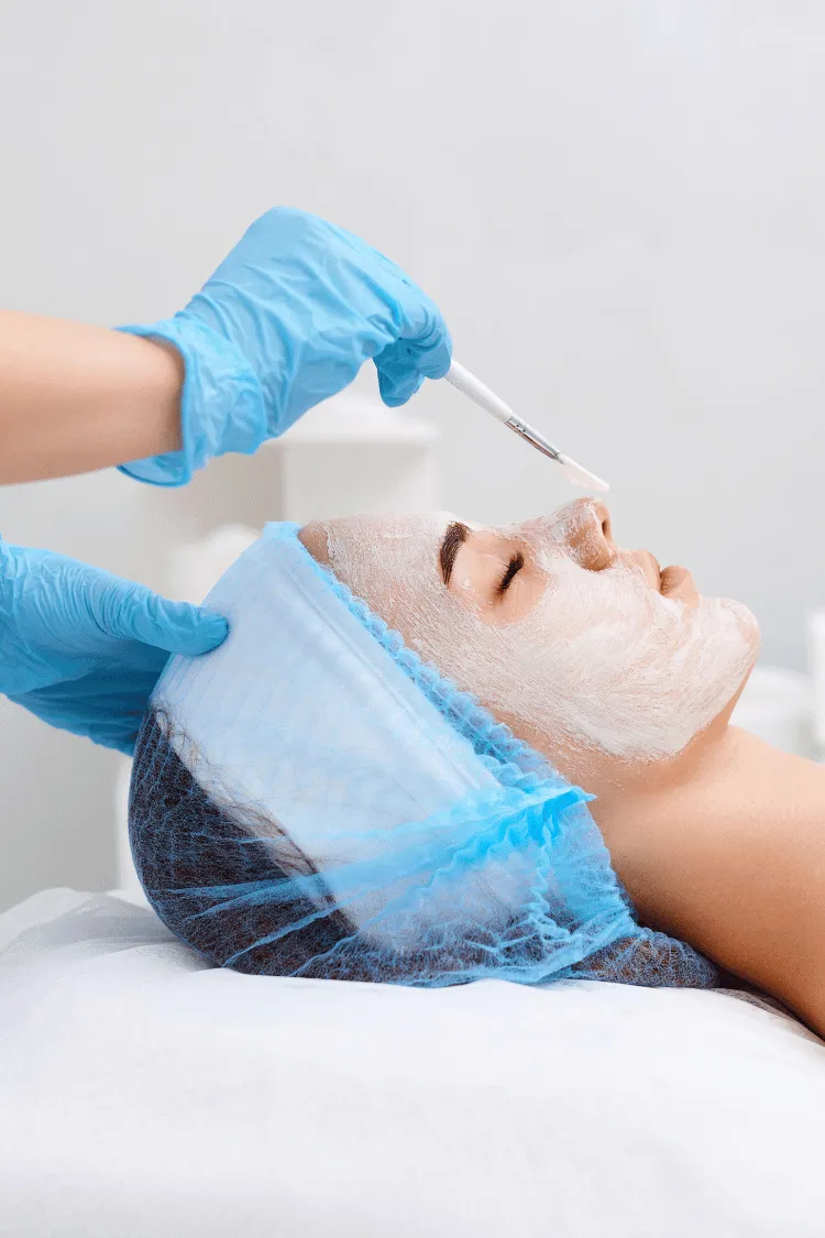 zabieg-pink-aging-therapy-na-skorze-pacjentki-w-klinice-WOWME-Torun