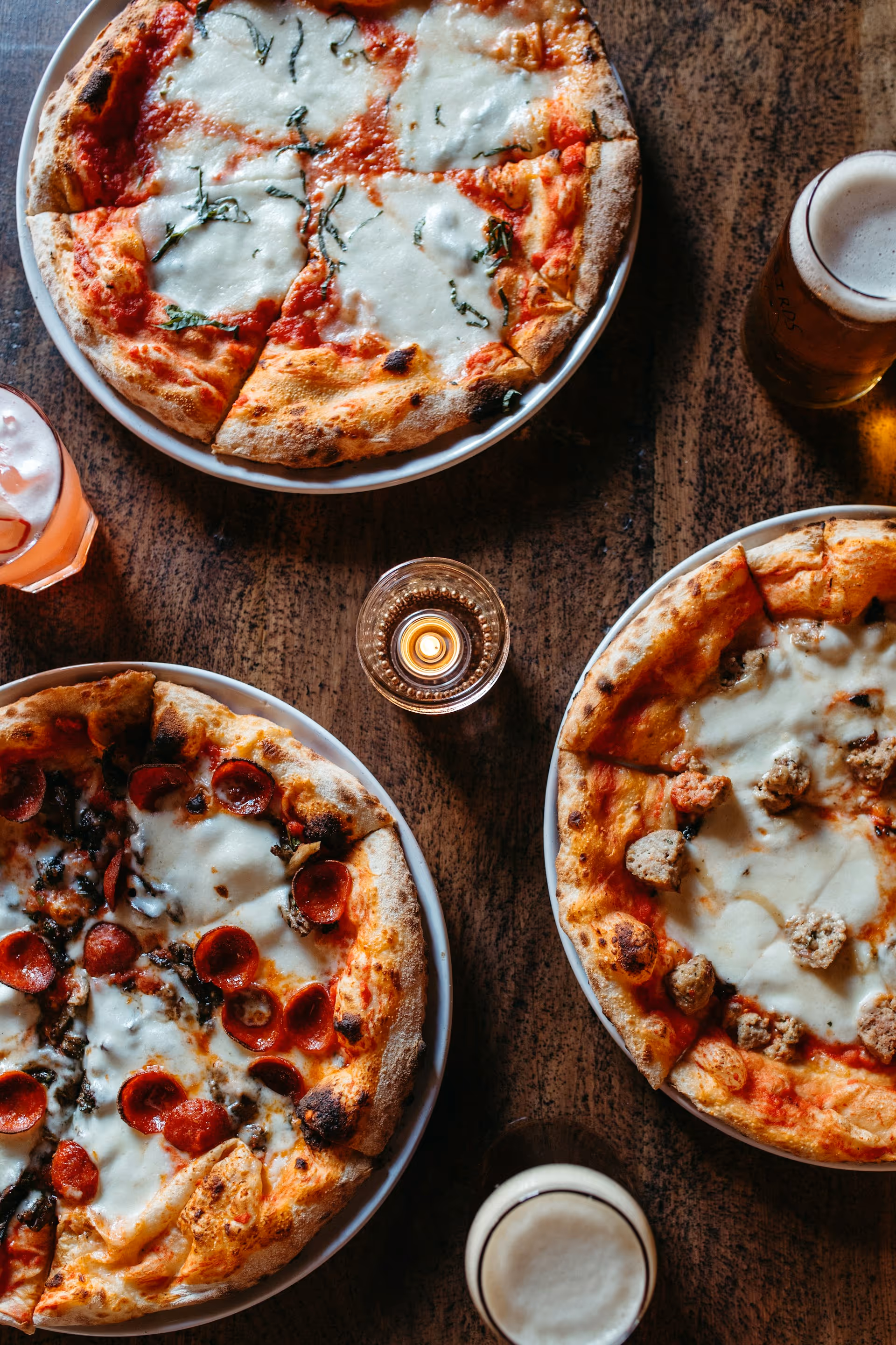 Autentisk italiensk pizza med mozzarella, pepperoni og kjøttboller – servert hos Riviera Restaurant i Oslo