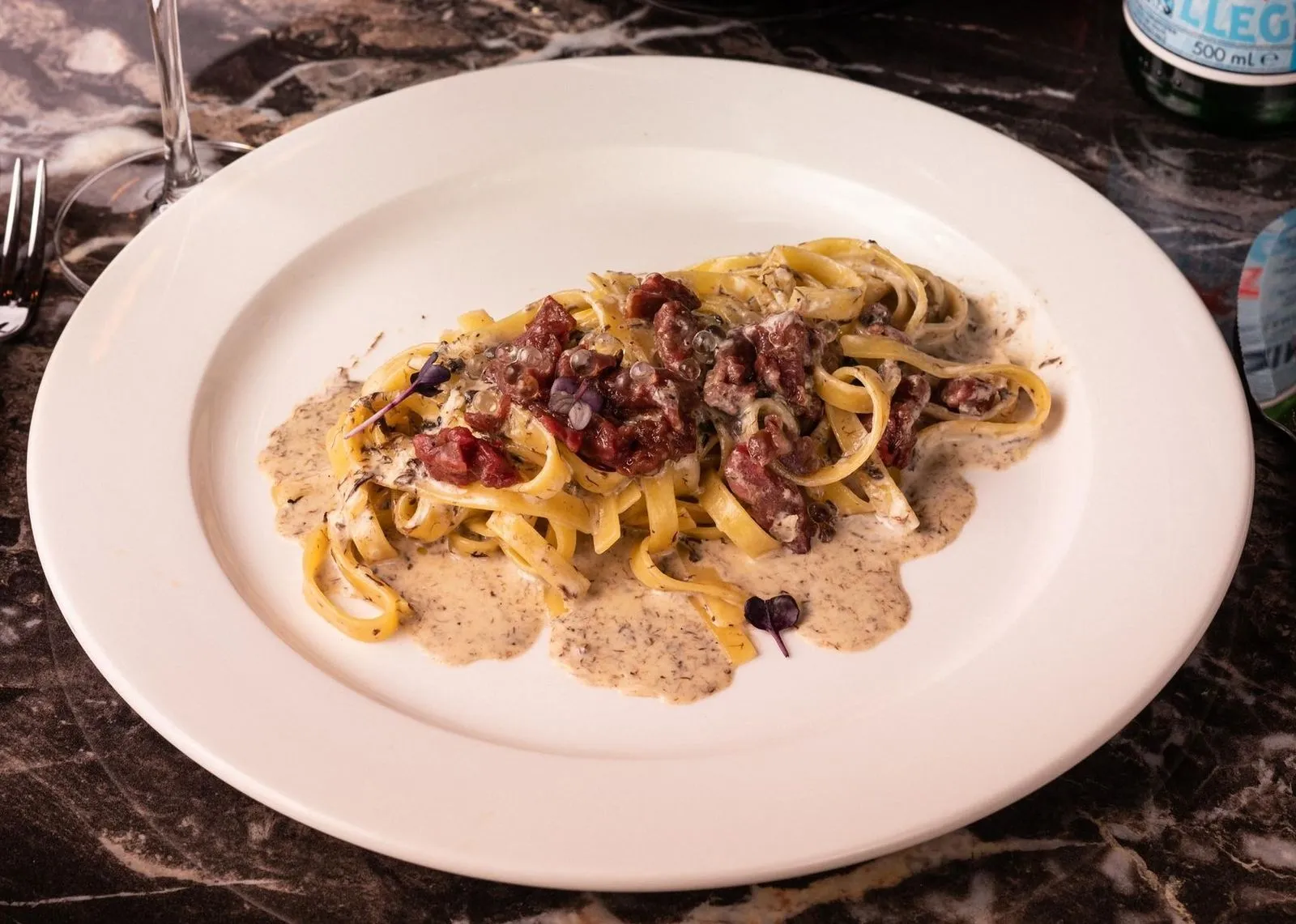 Tagliatelle med kremet trøffelsaus og sprøstekt bacon – servert hos Riviera Restaurant i Oslo