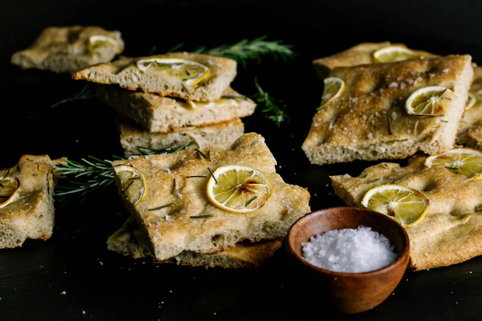 Hjemmelaget focaccia med sitron, rosmarin og havsalt – servert som forrett eller tilbehør hos Riviera Restaurant i Oslo