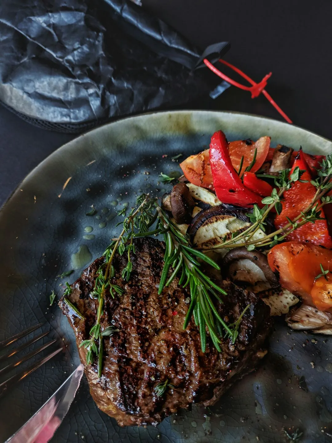 Smakfull hovedrett med grillet biff, urter og ovnsbakte grønnsaker – representerer hovedretter hos Riviera Restaurant i Oslo