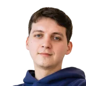 Junger Mann mit kurzem dunklem Haar und blauem Hoodie, blickt ruhig in die Kamera vor dunklem Hintergrund