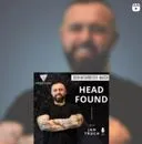 Verschwommenes Porträt im Hintergrund, im Vordergrund ein Podcast-Cover mit tätowiertem Mann