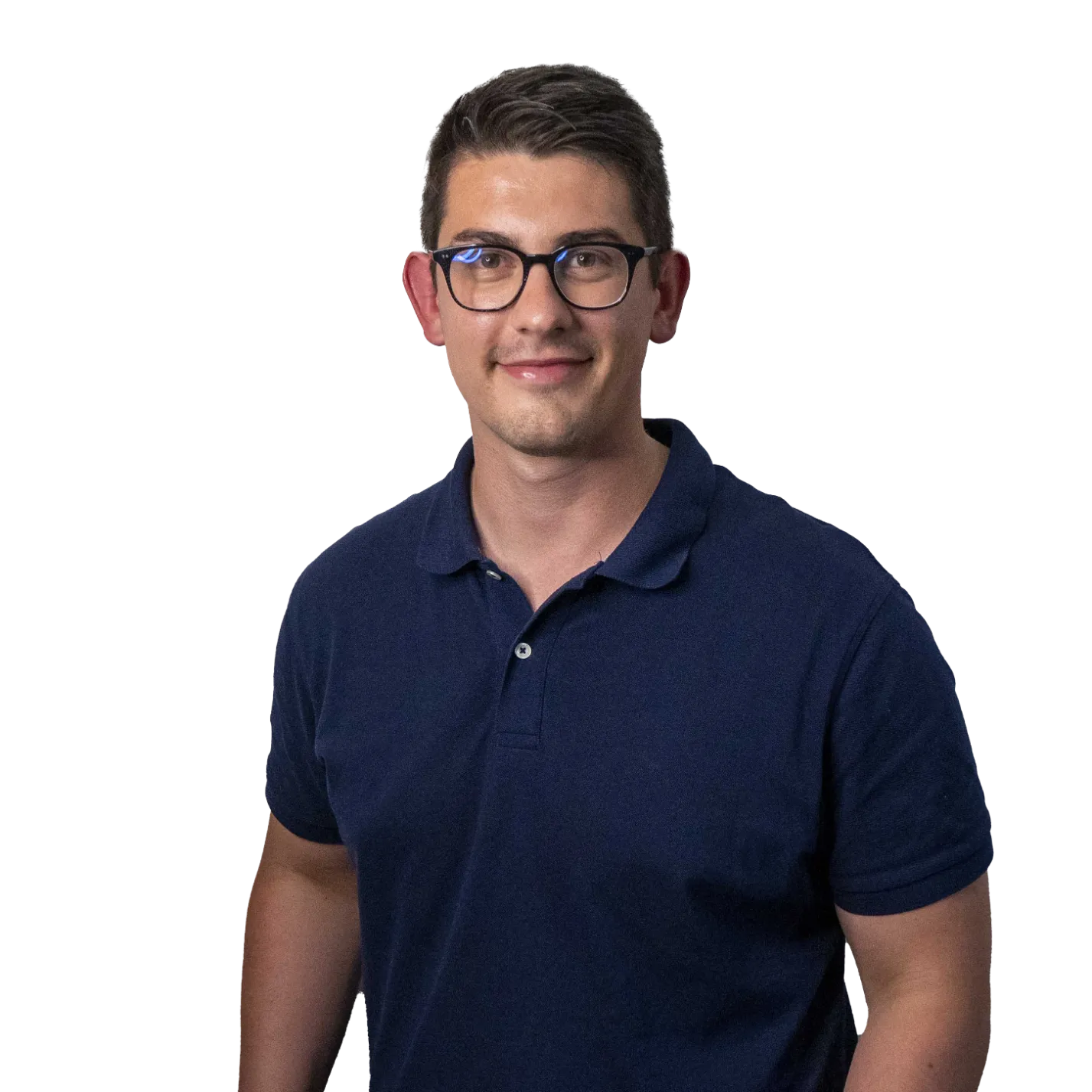 Junger Mann mit kurzen dunklen Haaren, Brille und dunkelblauem Polohemd lächelt