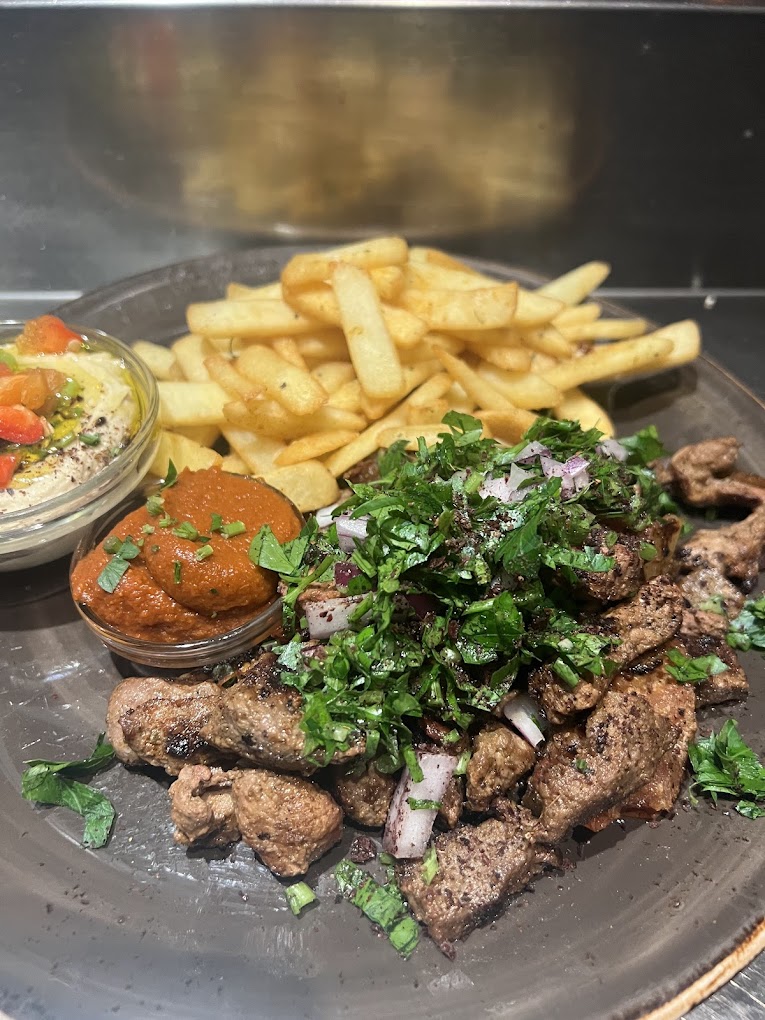 Grillet oksekjøtt med rødløk og persille, servert med pommes frites, hummus og muhammara – Midtøsten-inspirert rett fra KosKos