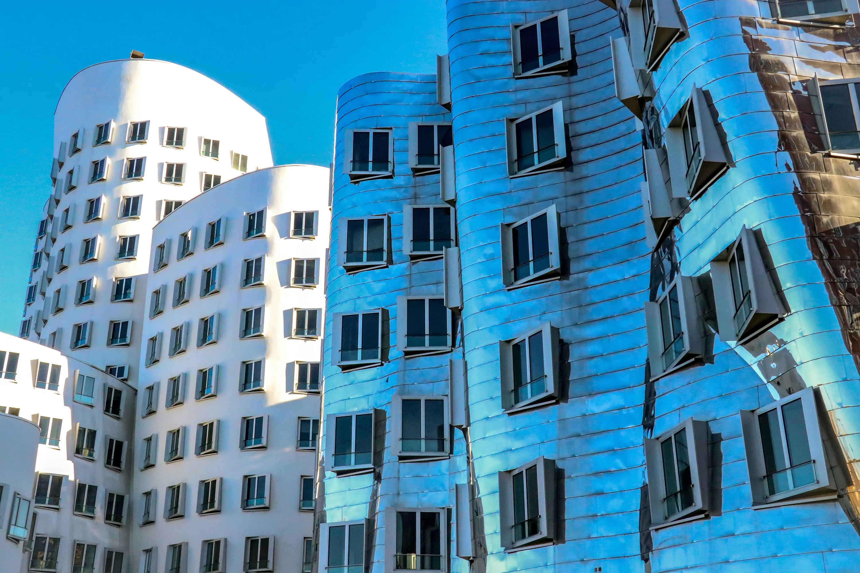 Hochhäuser vor blauem Himmel