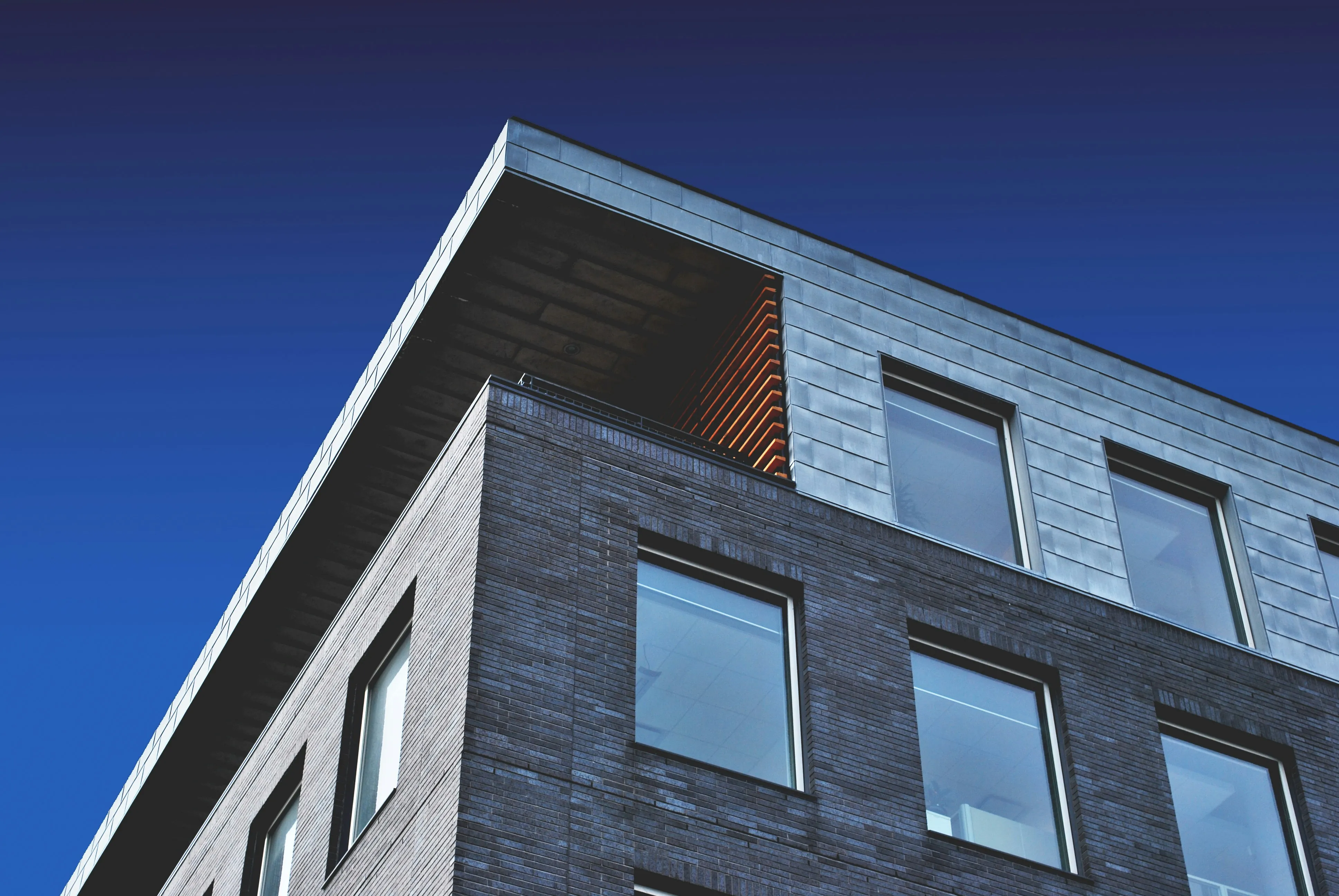 Gebäudeecke mit blauen Himmel im Hintergrund