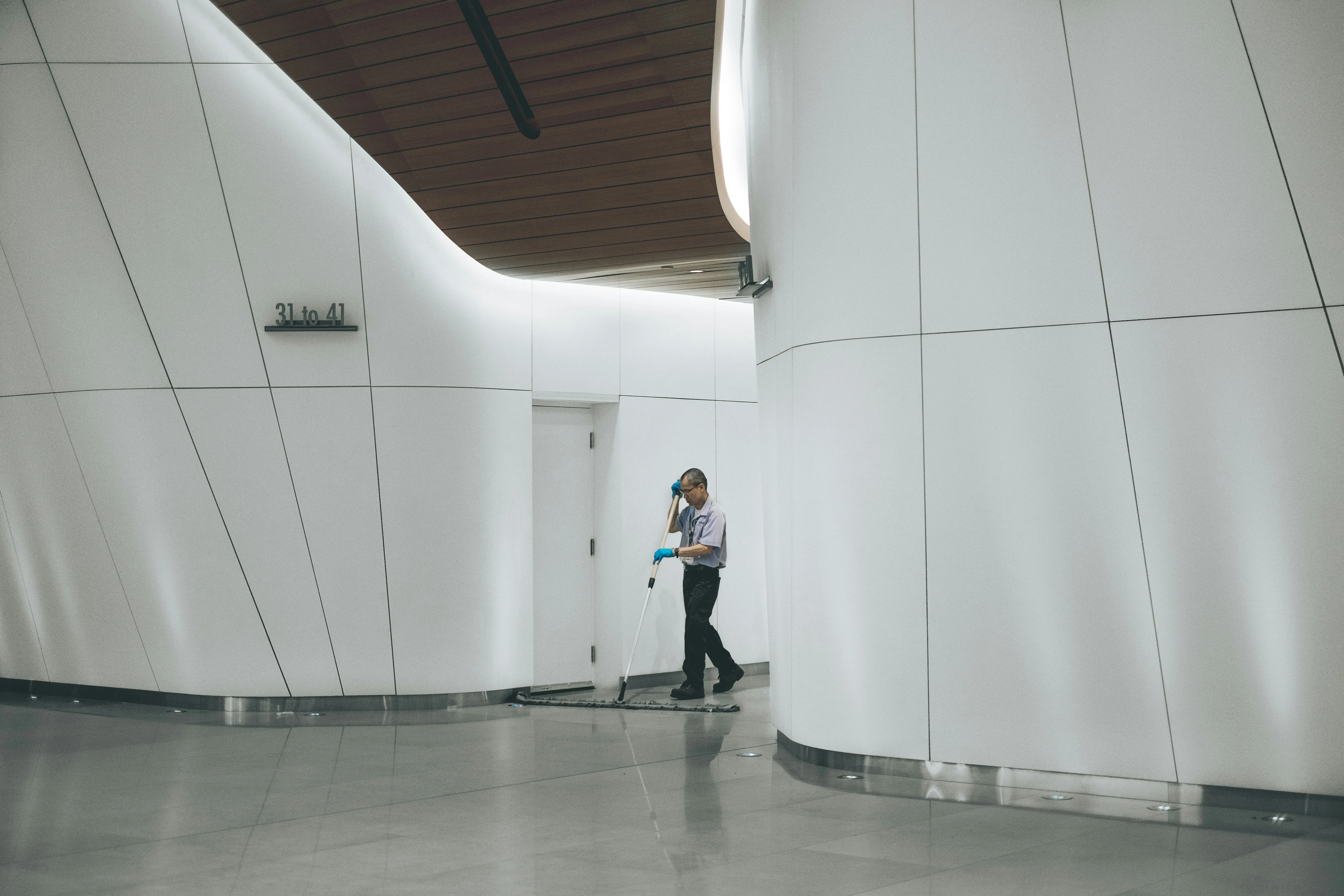 Reinigungskart in einem Gebäude
