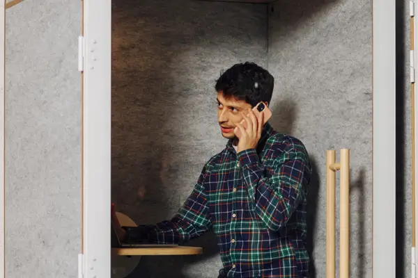 Deux formes rectangulaires jaunes inclinées sur un fond marron, représentant un design abstrait minimaliste.