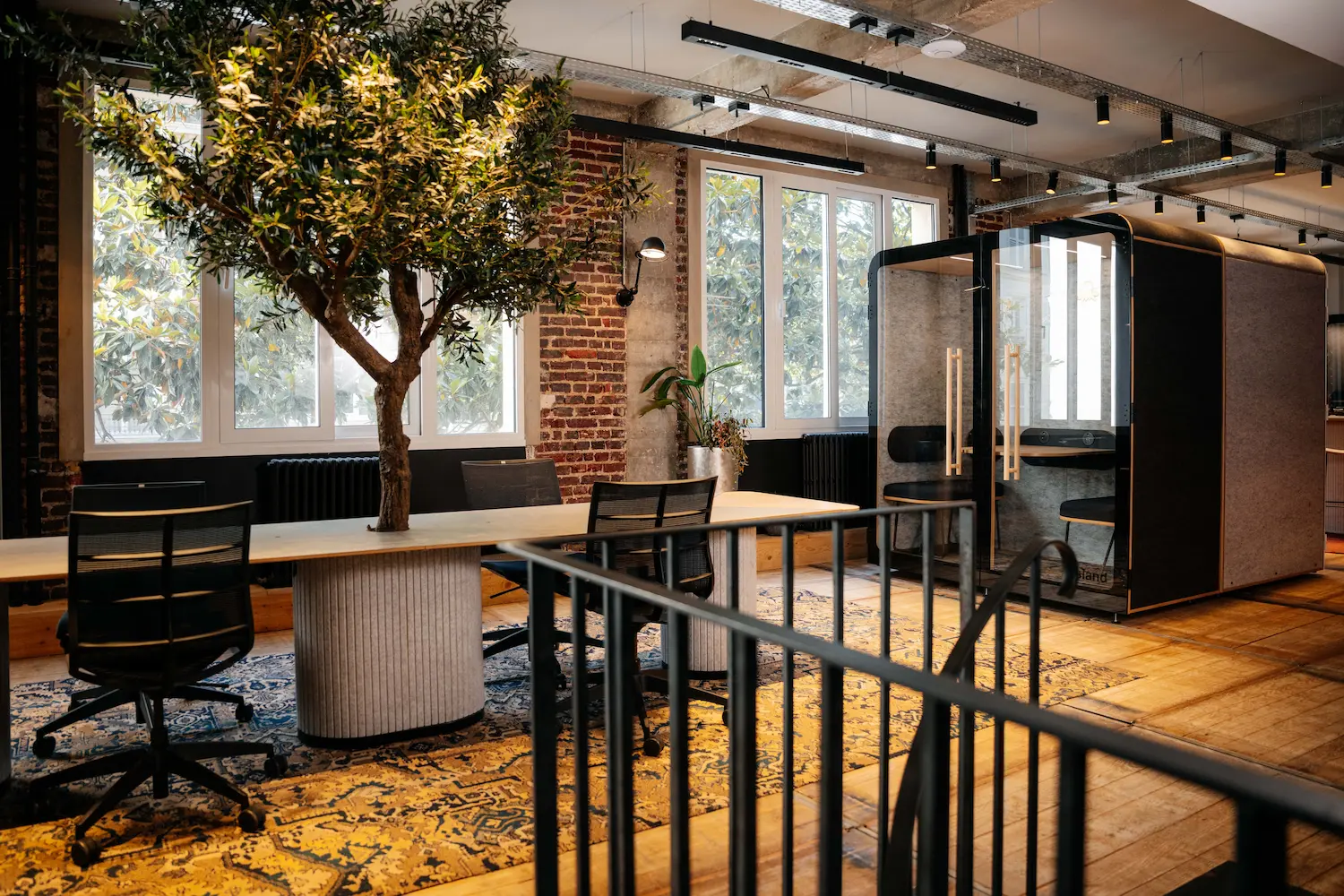 Cabine acoustique dans un espace de travail organisé