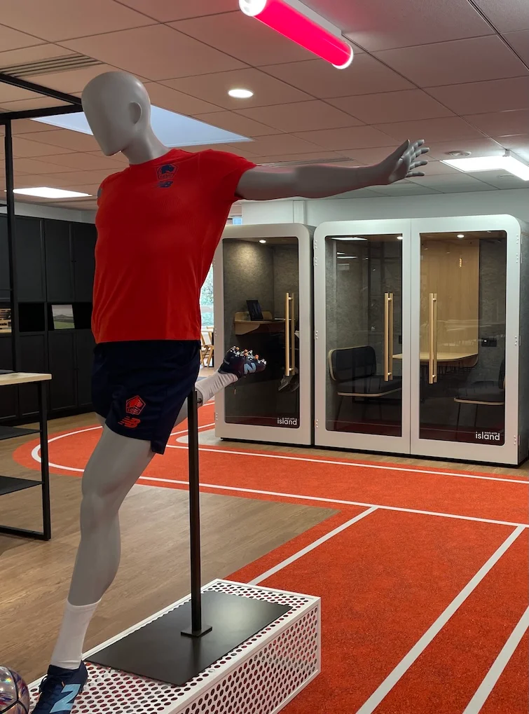 Une cabine acoustique deux personnes et une cabine acoustique individuelles dans les bureaux de New Balance 