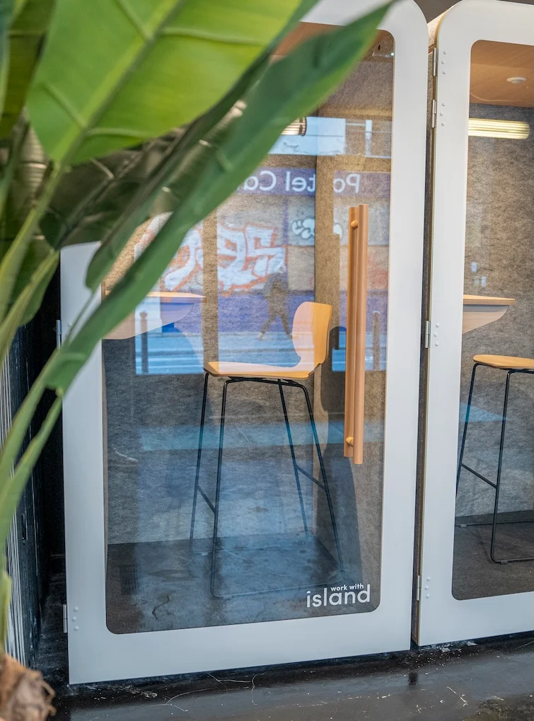 Deux cabines acoustiques Island Solo dans les bureaux de Wefy Group