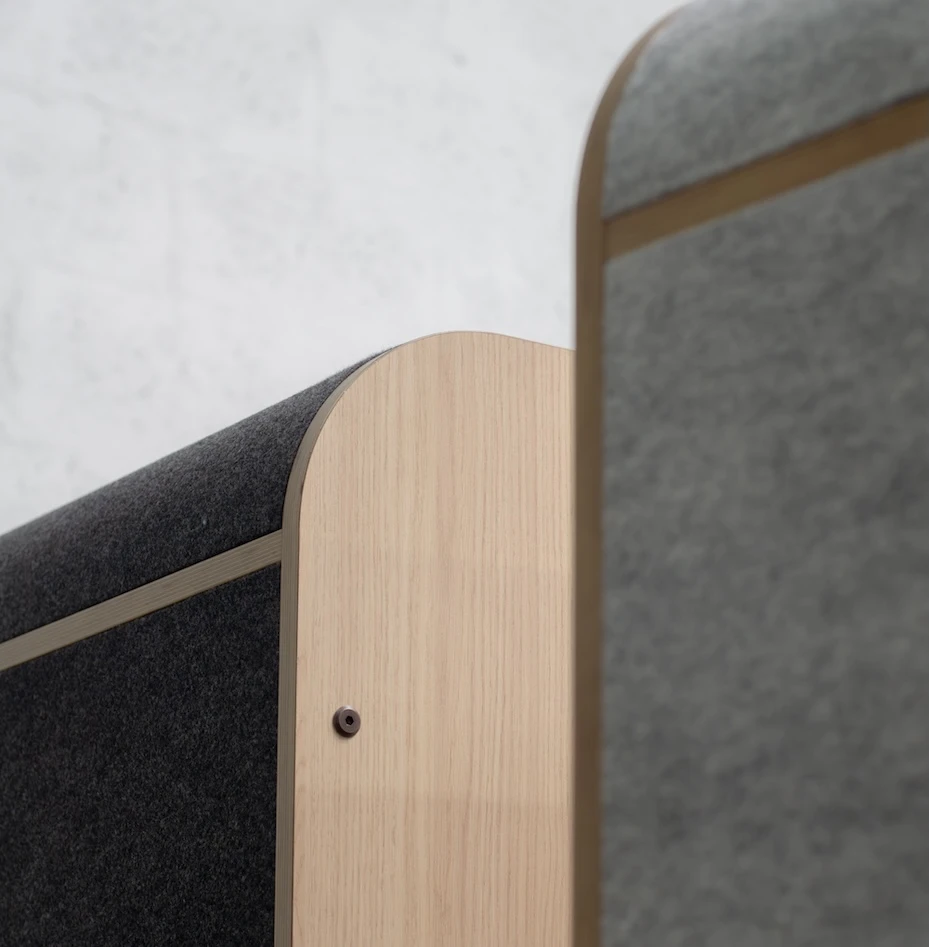 Focus sur le dos en bois d'une cabine acoustique Work With Island Dark Edition