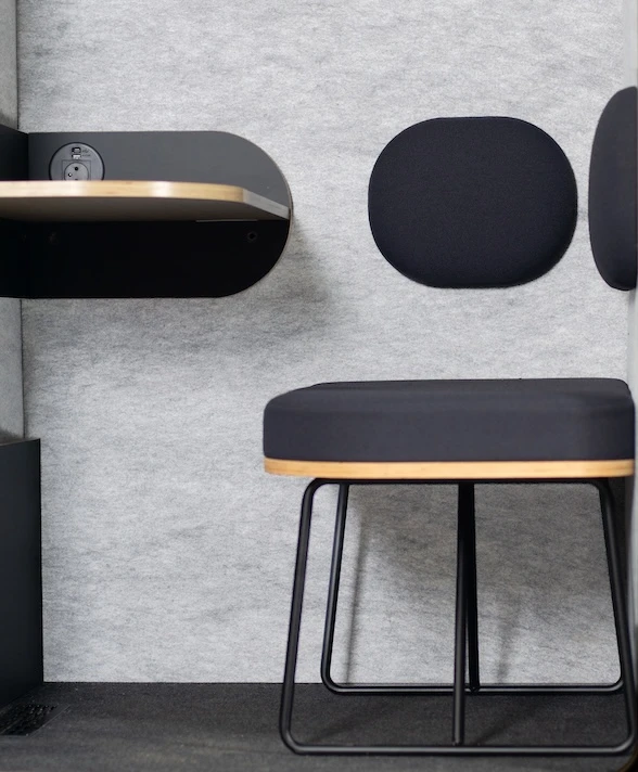 Assise d'une cabine acoustique Island Desk Work With Island de couleur noire.