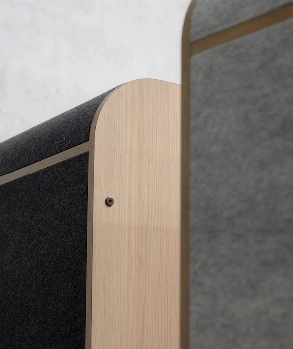 Focus sur le dos en bois d'une cabine acoustique Work With Island Dark Edition