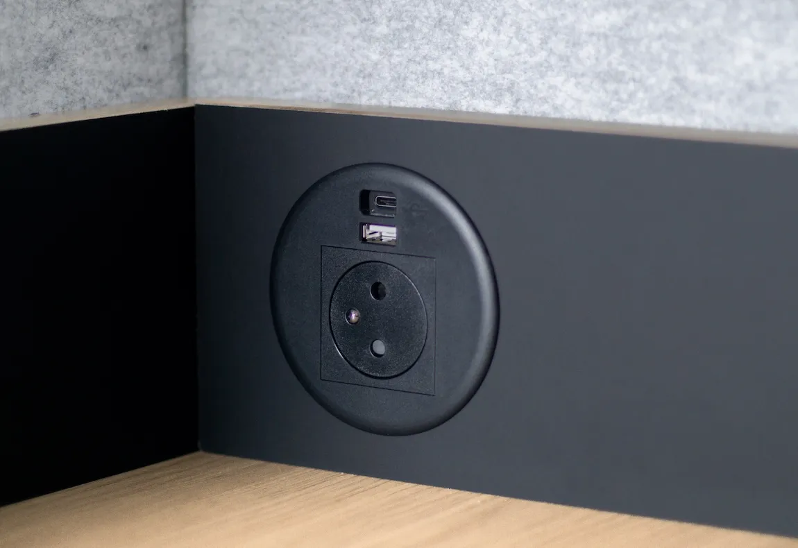 Focus sur une prise murale dans la cabine acoustique