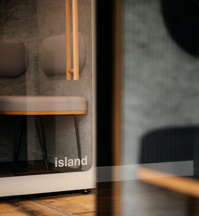 Focus sur le bas d'une cabine acoustique Work With Island Island Desk de couleur blanche