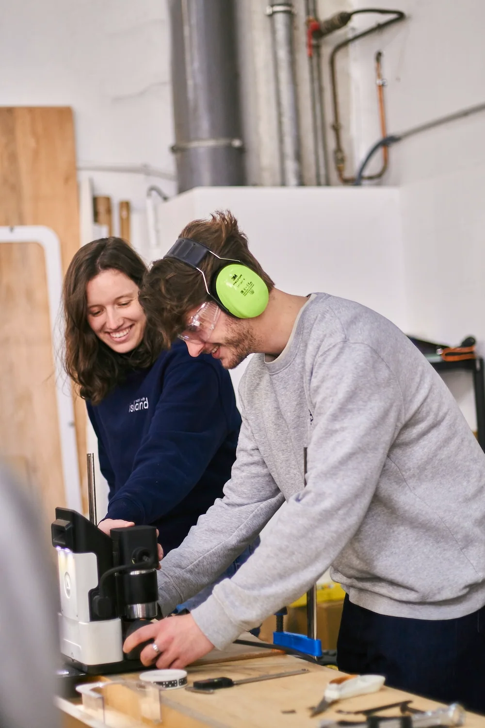 Collaborateurs Work With Island en plein assemblage d'une cabine acoustique dans l'atelier Fablab