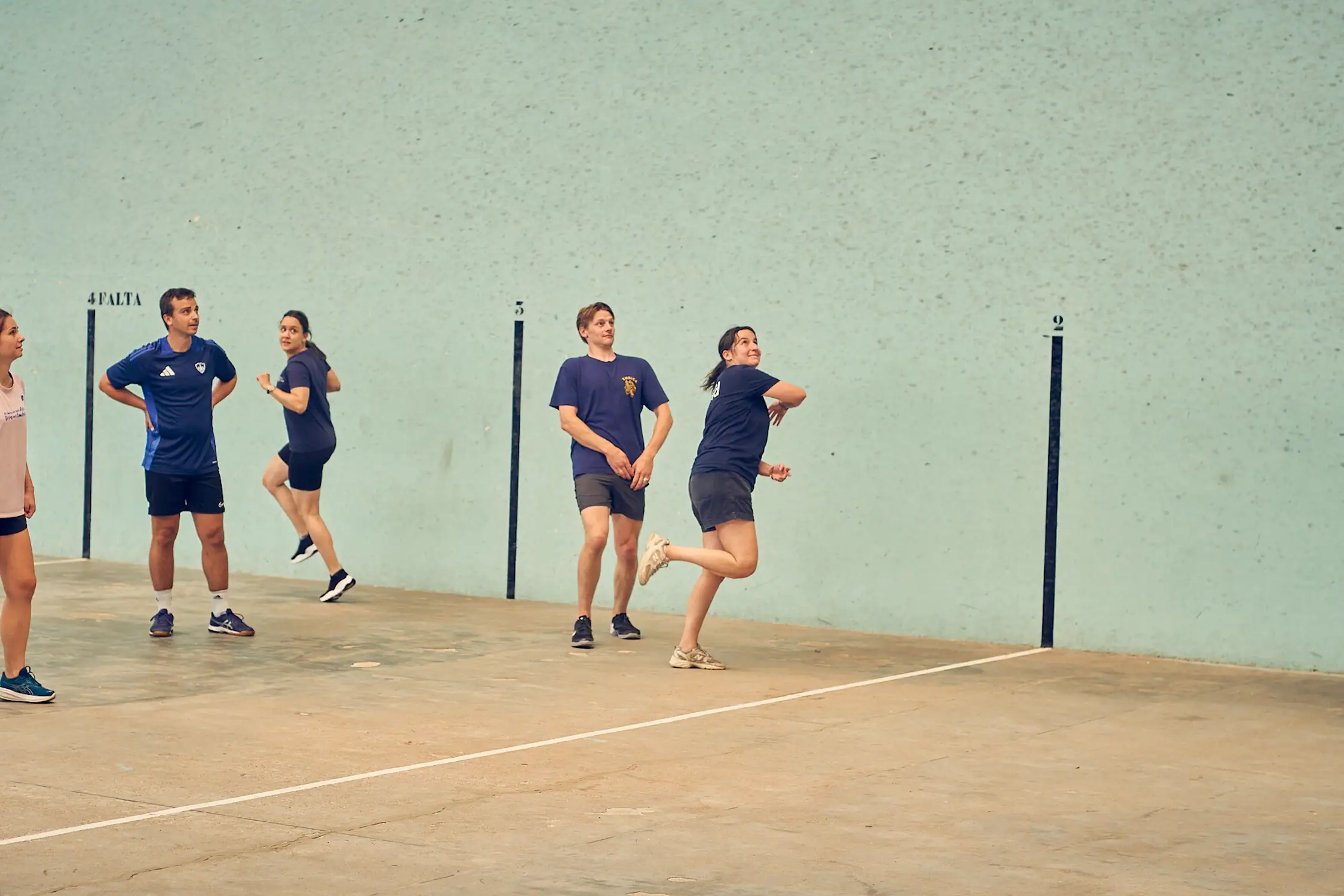 Équipe Work With Island jouant à la pelote basque sur un fronton lors du séminaire de Biarritz