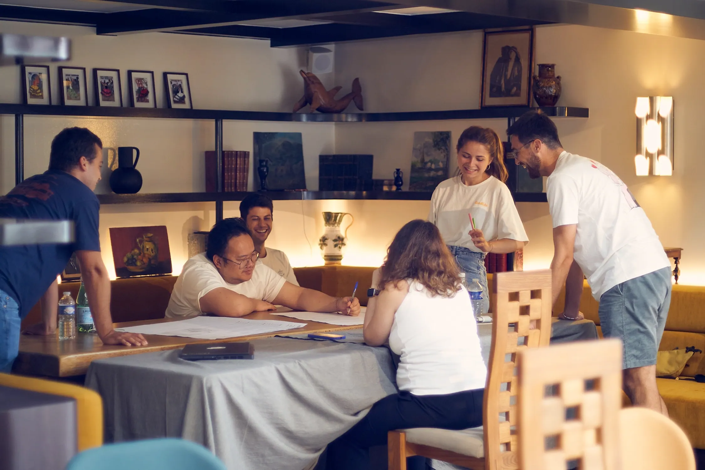 Équipe Work With Island réunie autour d'une table pour une session de brainstorming lors du séminaire de Biarritz