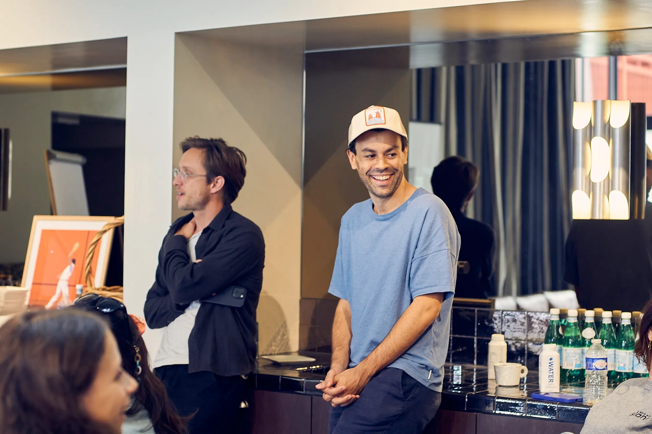Membres de l'équipe Work With Island souriants lors d'un moment convivial pendant le séminaire