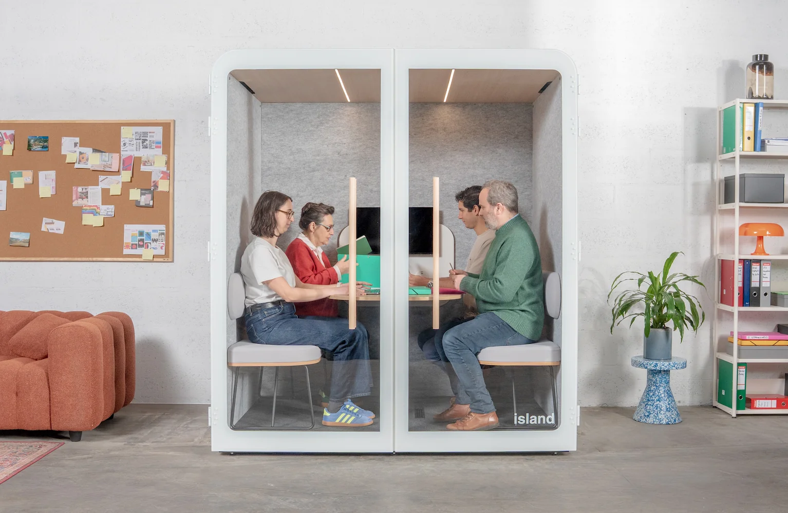 Cabine acoustique Island Duo blanche avec quatre collaborateurs en réunion, deux par compartiment