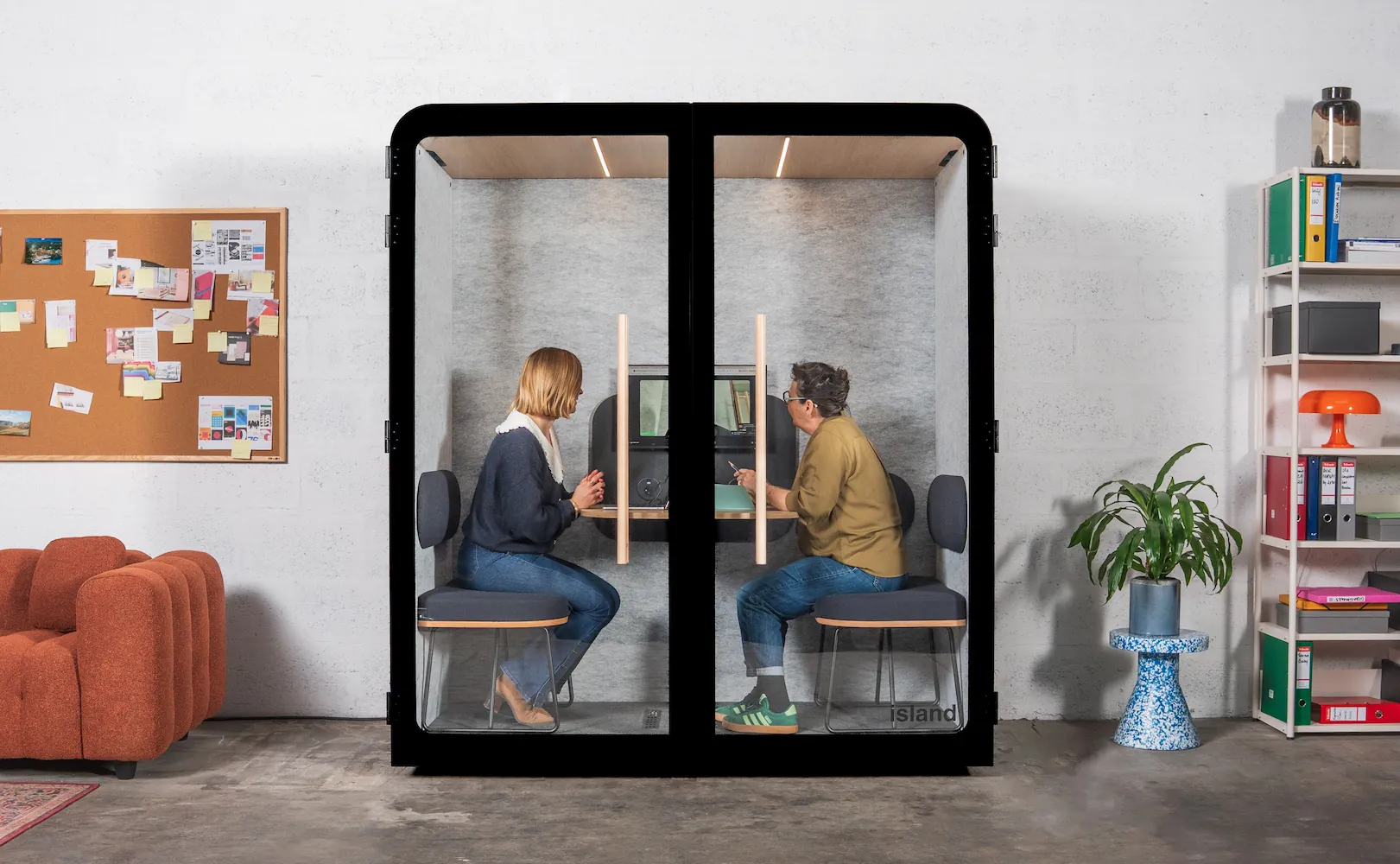 Cabine acoustique Island Duo noire avec deux collaborateurs travaillant chacun dans leur espace