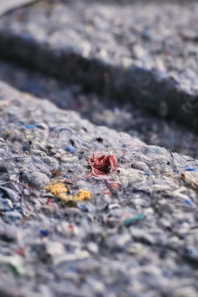 Gros plan sur l'isolant en jean recyclé Métisse utilisé dans les cabines acoustiques Island