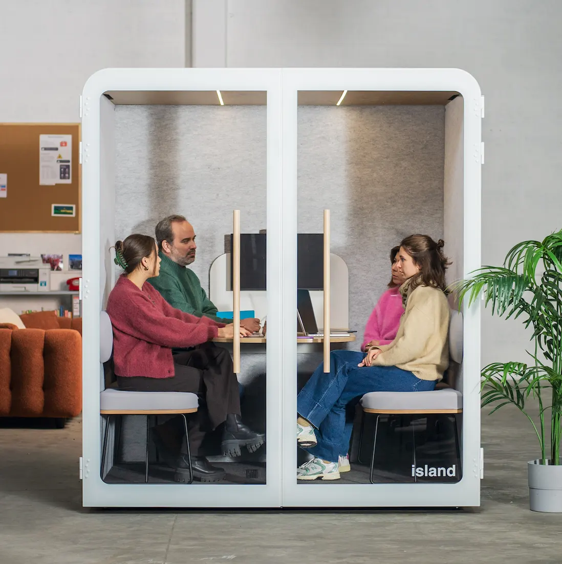 Cabine acoustique Island Quattro Light blanche avec quatre binômes de collaborateurs en réunion côte à côte