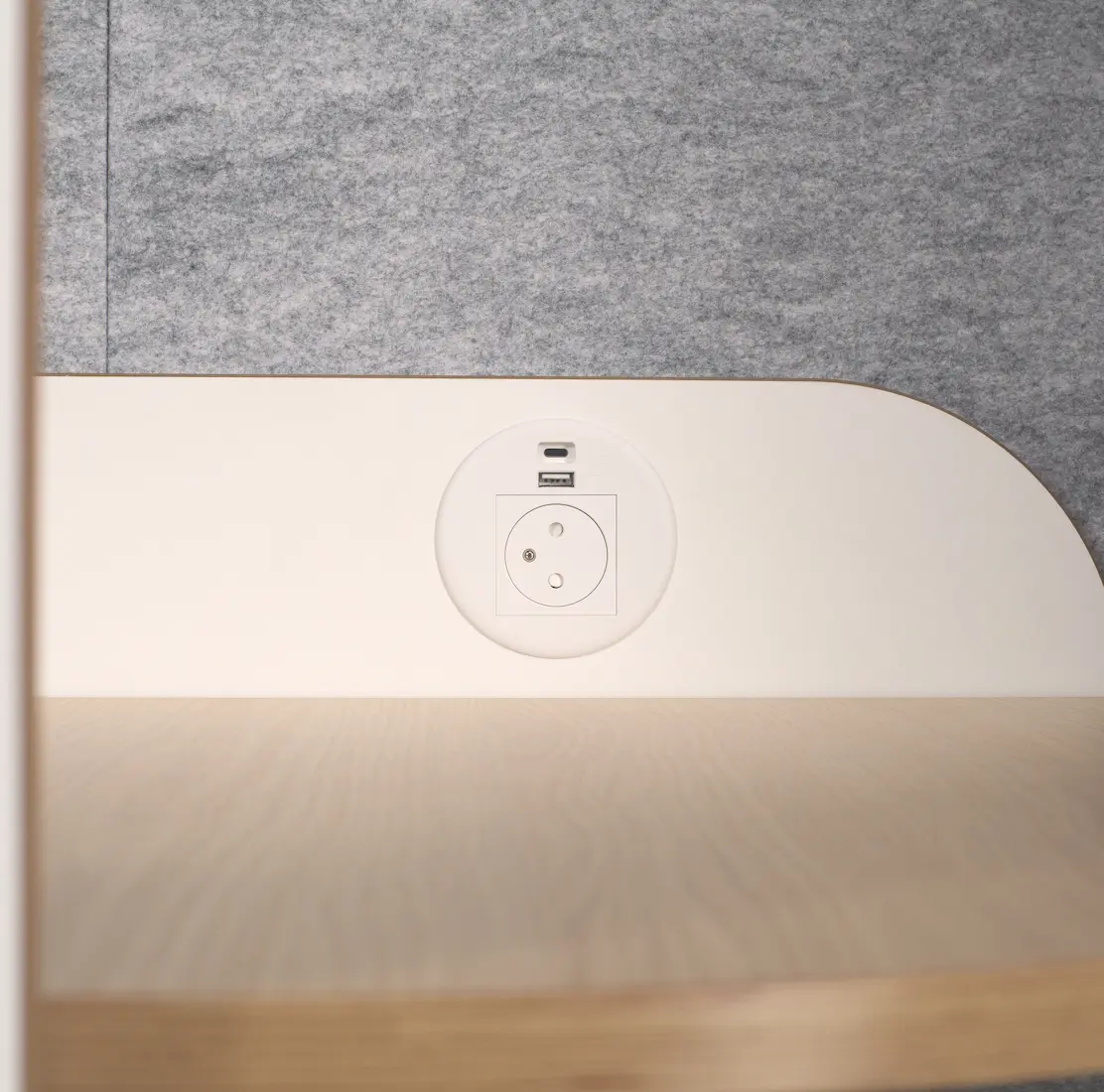 Gros plan sur la prise électrique intégrée avec ports USB de la tablette d'une cabine acoustique Island