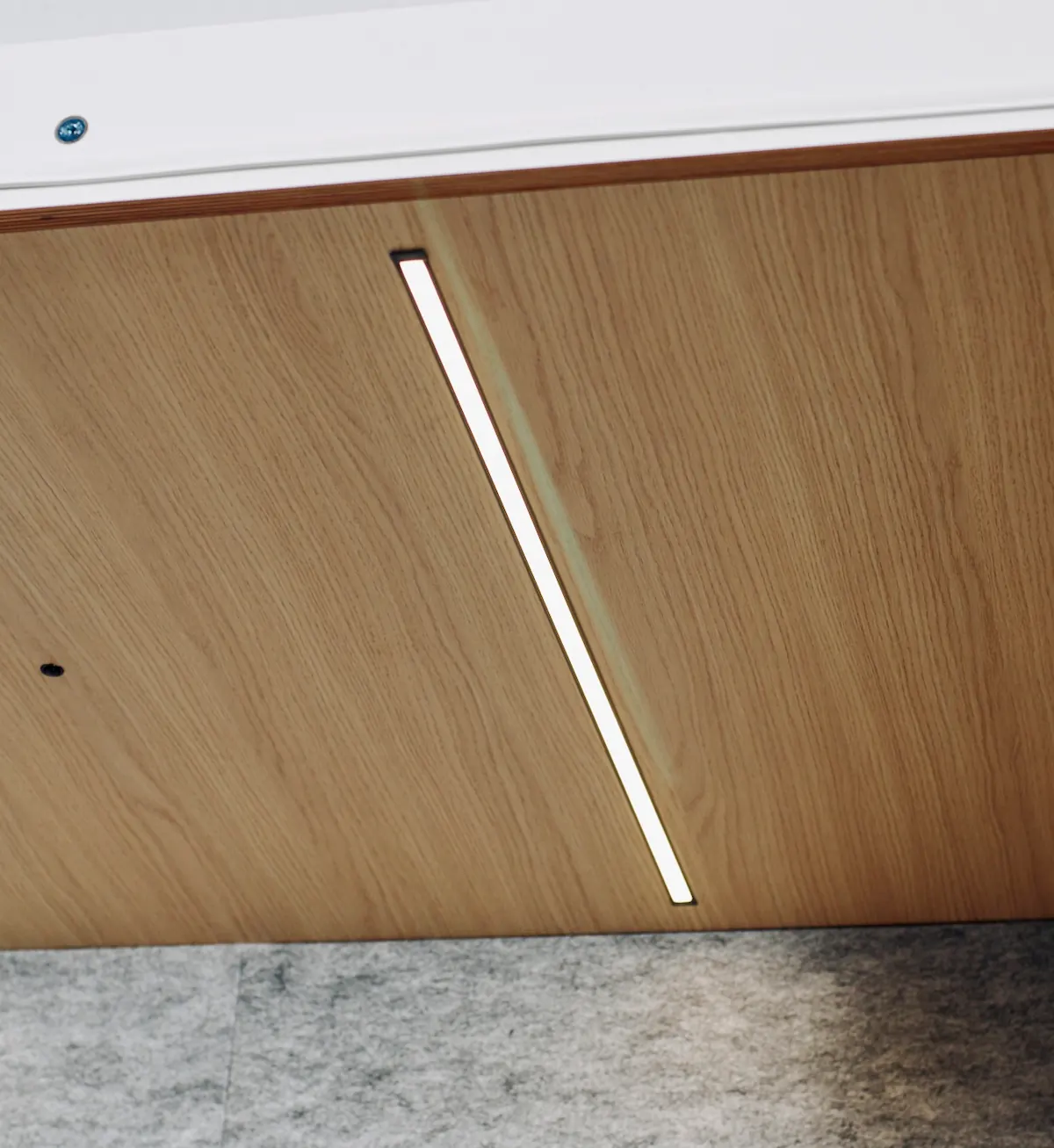Gros plan sur le bandeau LED intégré au plafond en bois d'une cabine acoustique Island