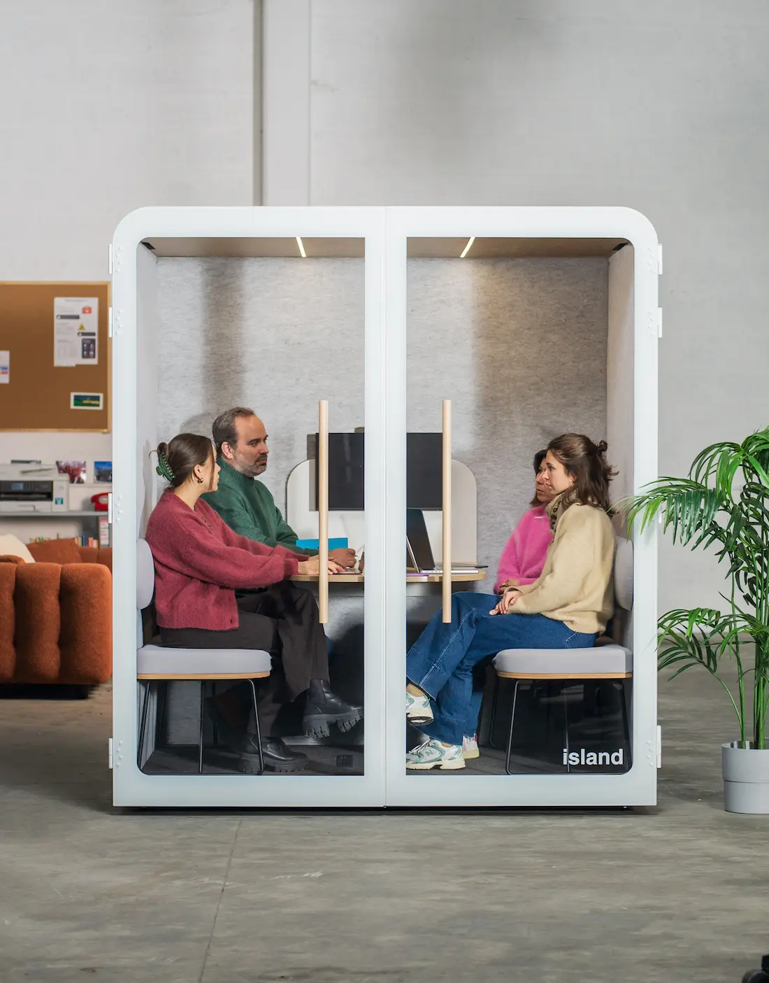 Cabine acoustique Island Quattro Light blanche avec quatre binômes de collaborateurs en réunion côte à côte
