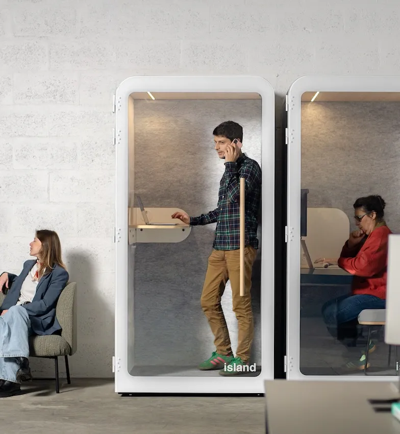 Personne au téléphone dans une cabine acoustique Island Solo White