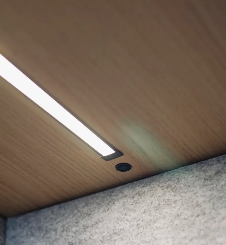 Focus sur le bandeau led d'une cabine acoustique