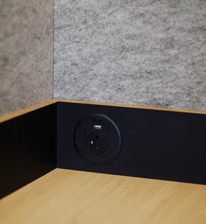 Focus sur les prises d'une cabine acoustique Island Desk Dark