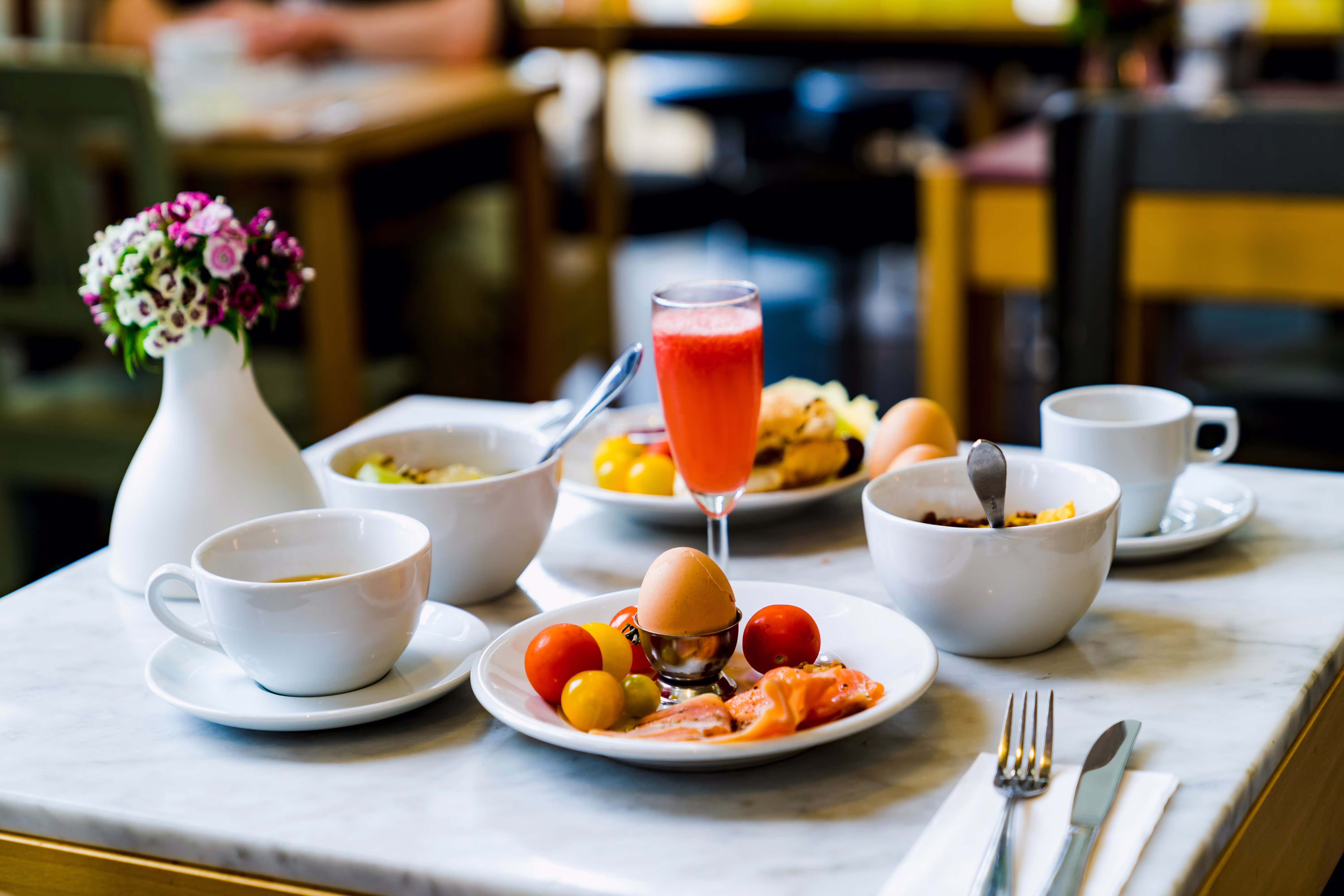 Une image d'une table de nourriture