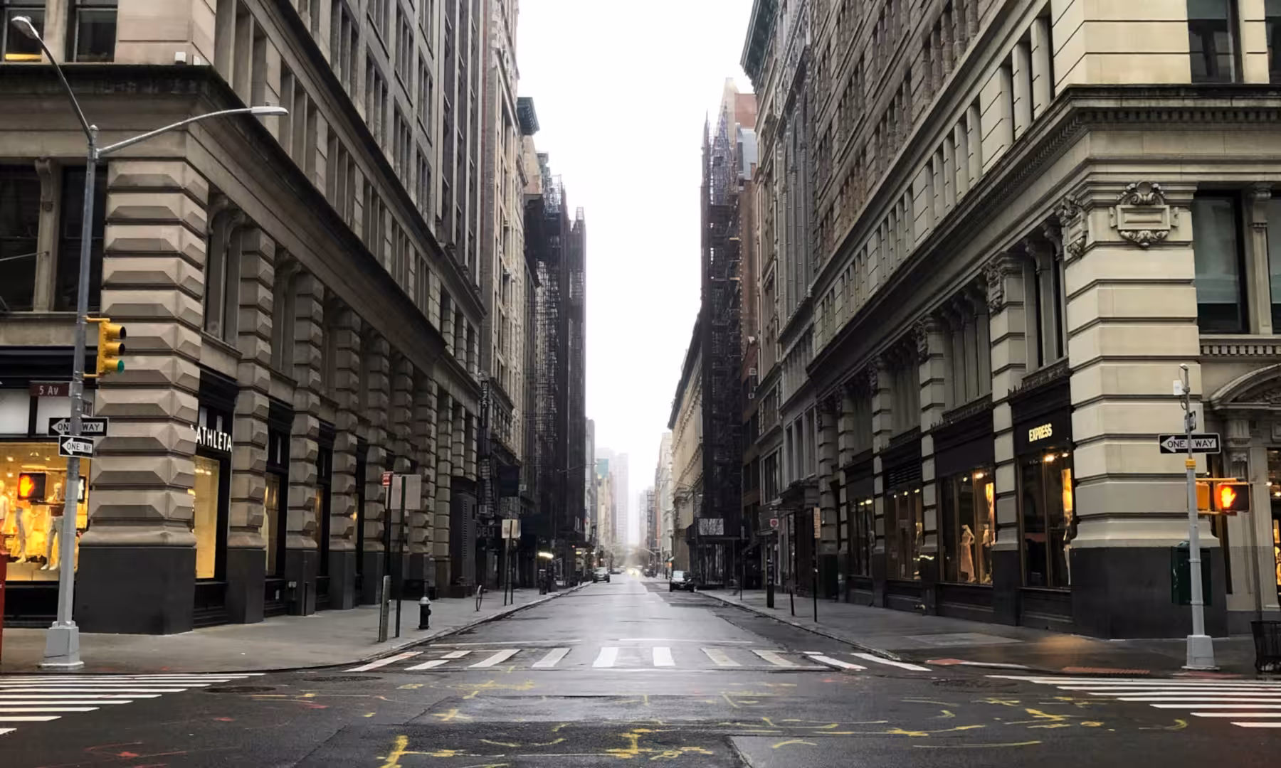 Photographie d'une rue désertée