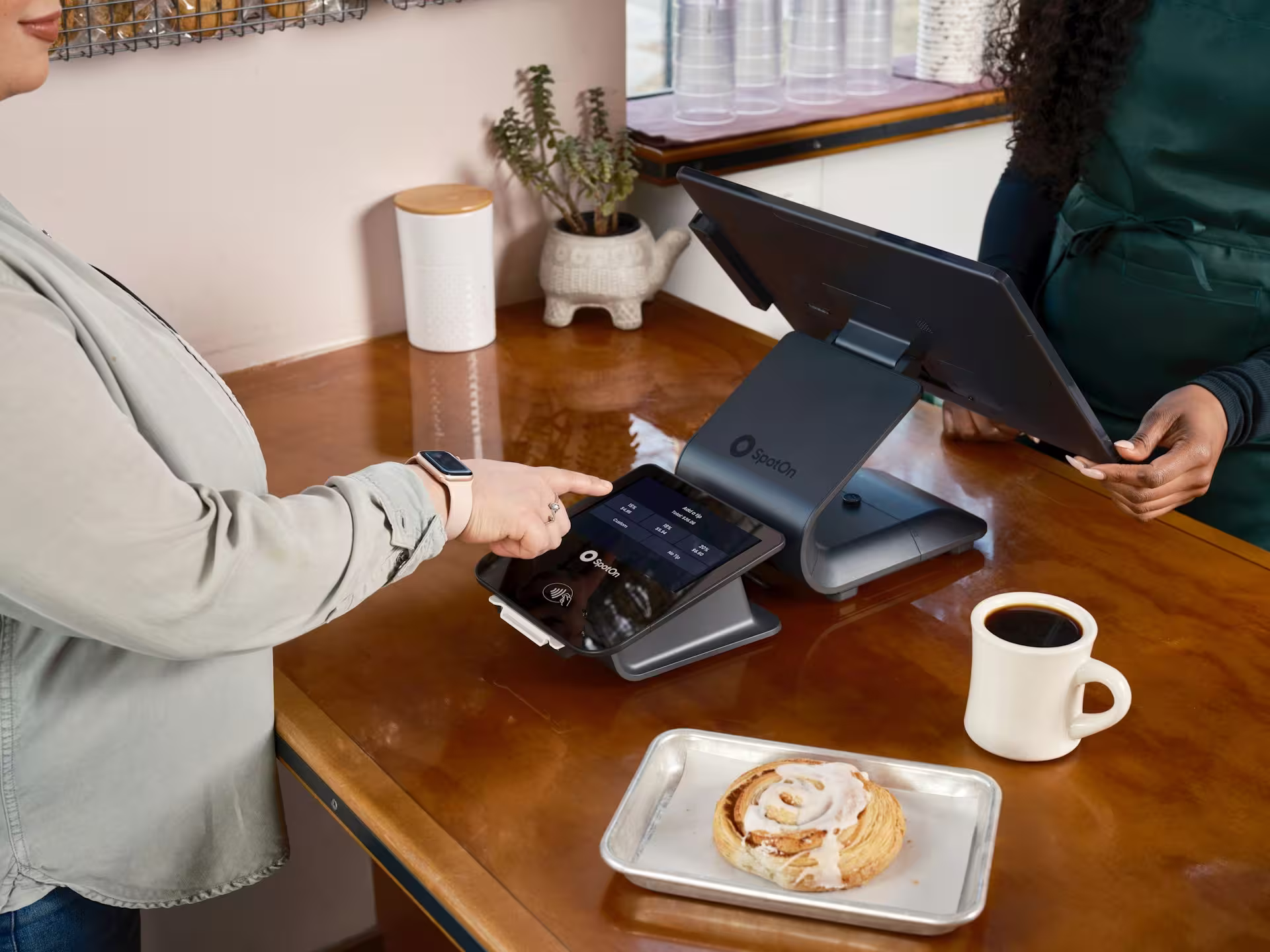Image d'une cliente passant à la caisse d'un restaurant
