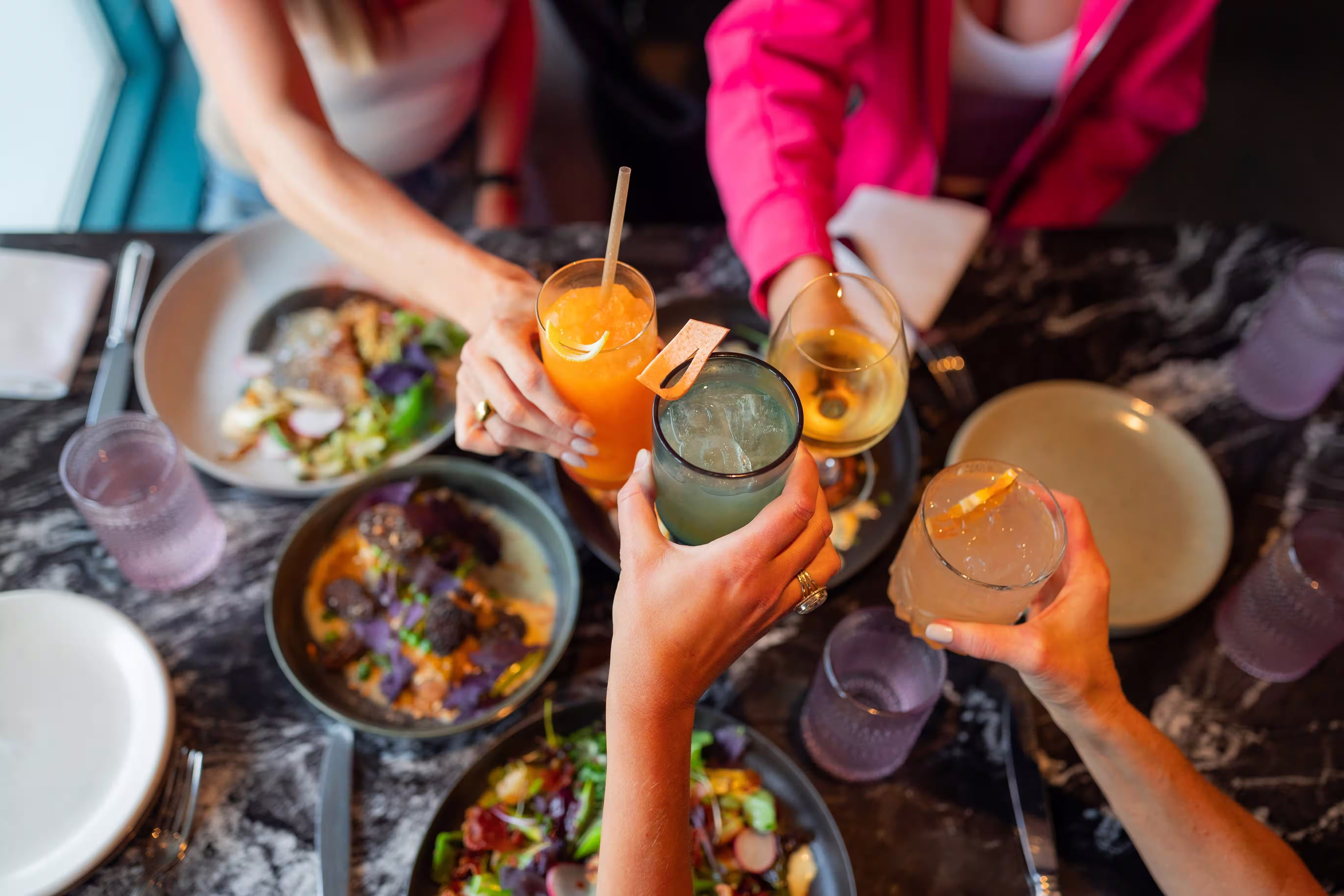 Image de personnes partageant un plat au restaurant
