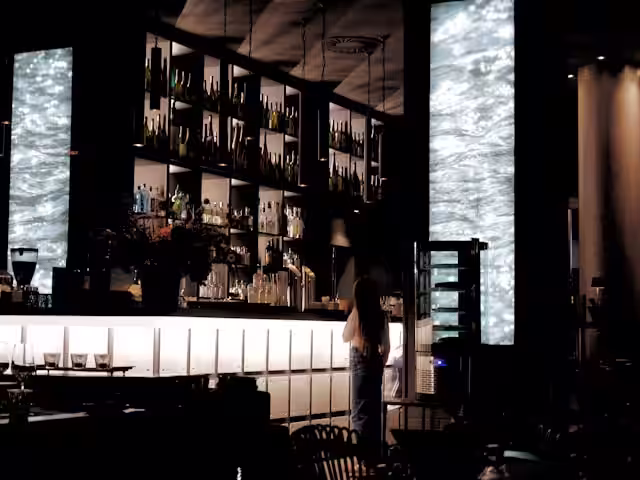 Image d'un restaurant immersif avec des écrans lumineux au mur
