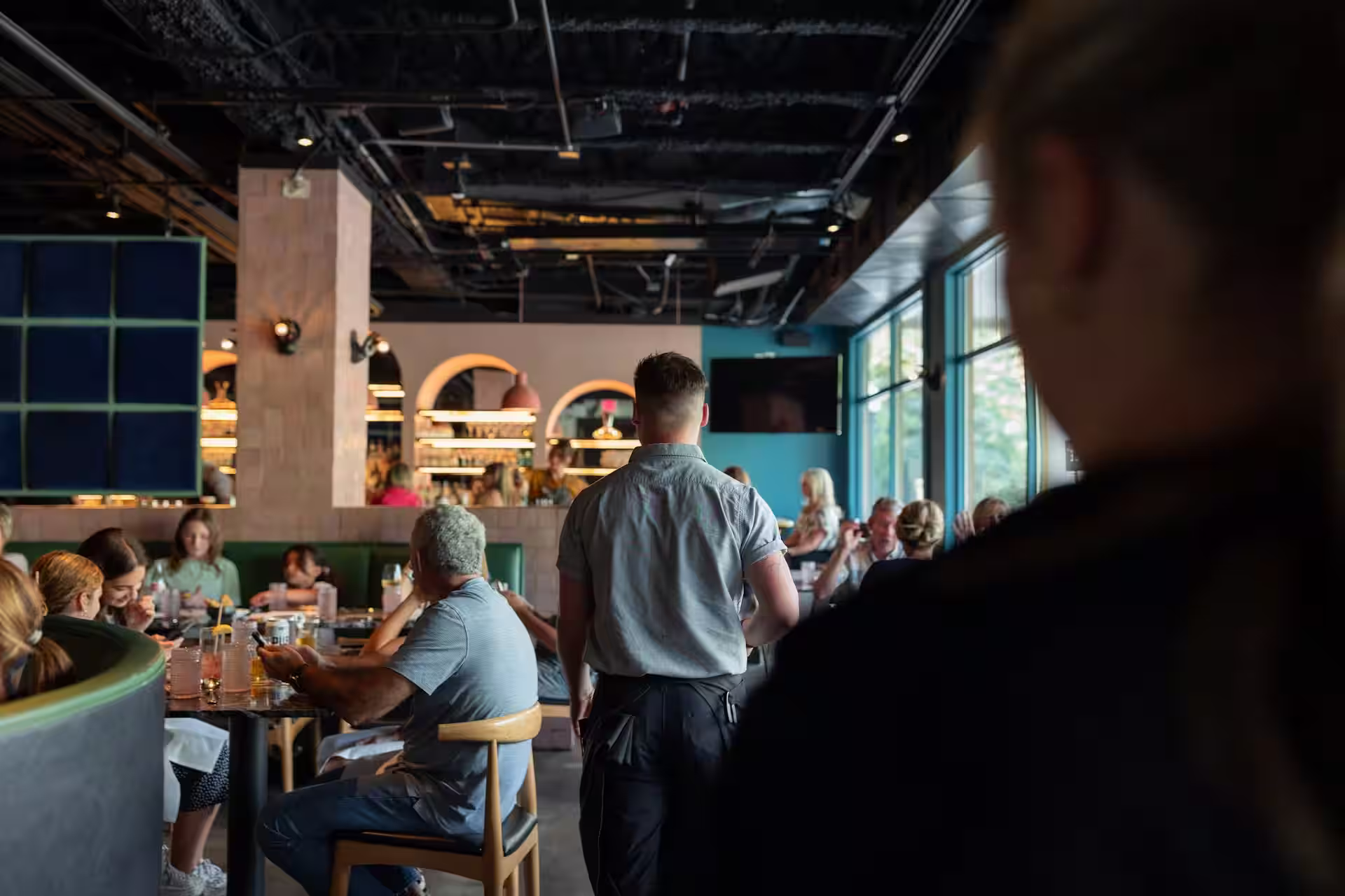 Image d'une cuisine ouverte face au comptoir, tendance restauration immersive