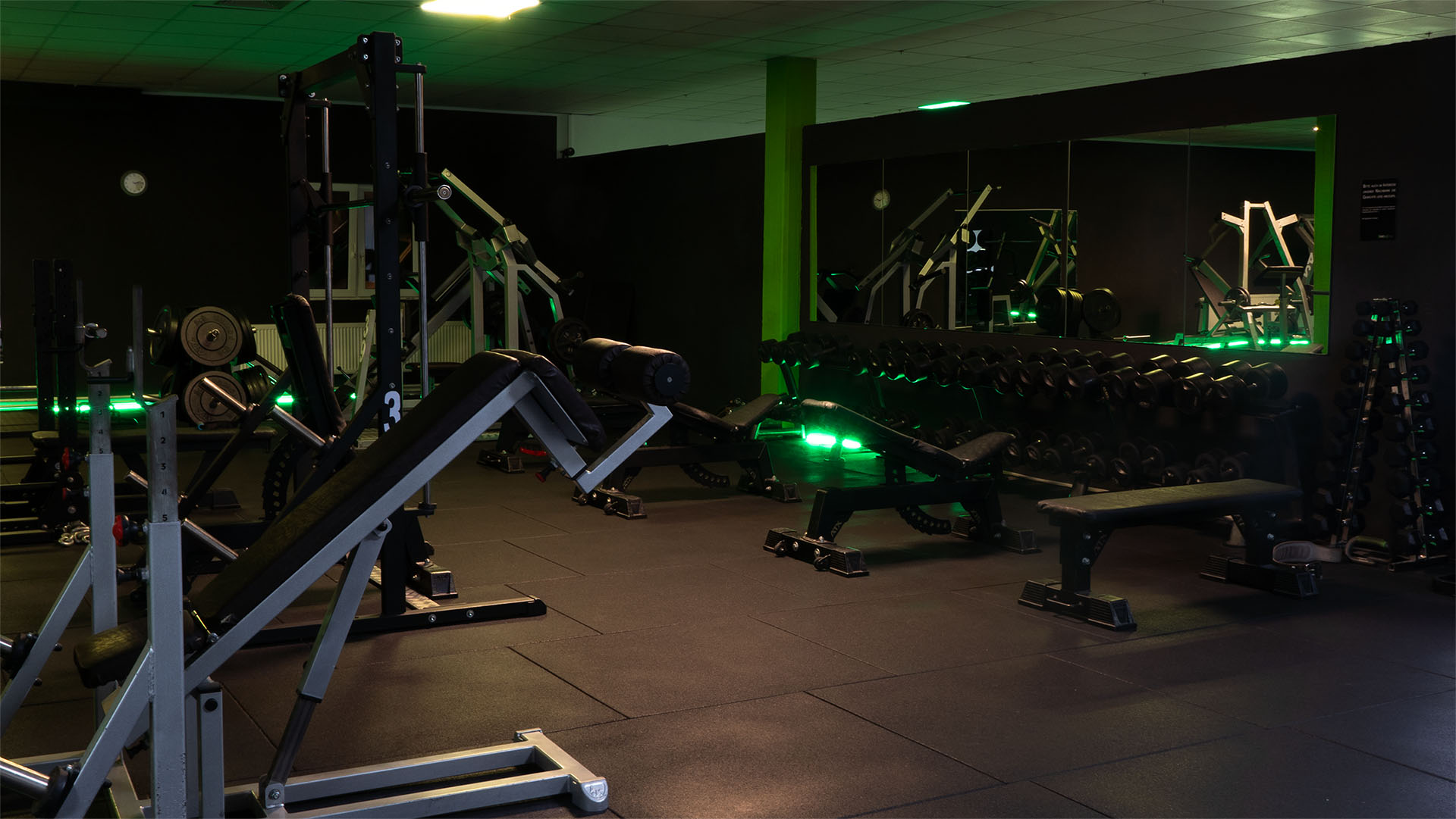 Freihantelbereich im BFit24 Fitnessstudio in Bad Bramstedt