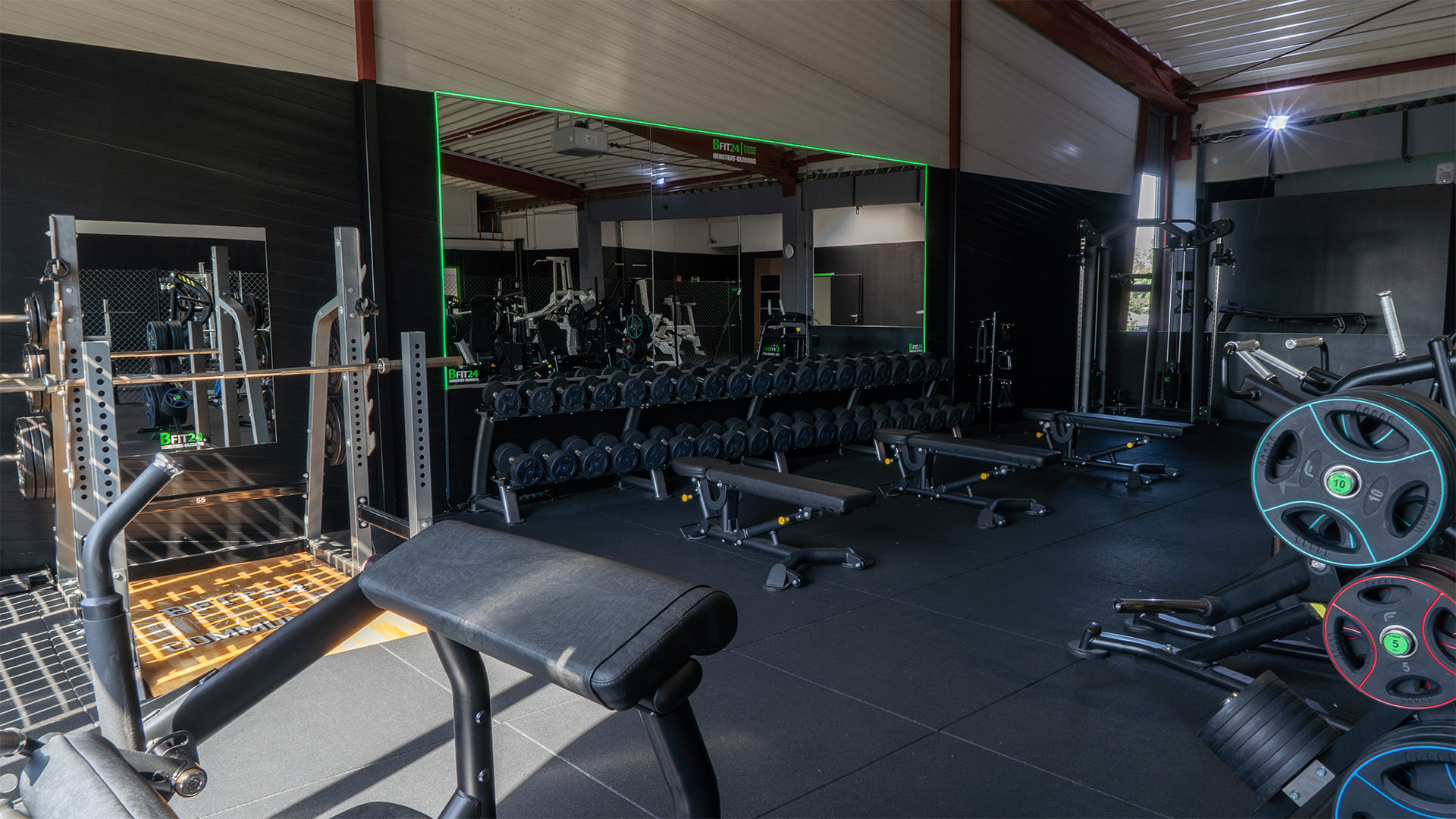 Freihantelbereich im BFit24 Fitnessstudio in Henstedt-Ulzburg
