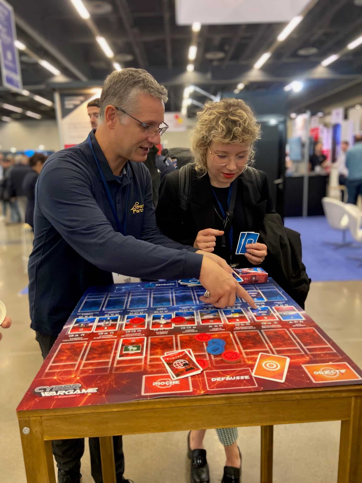 Photo d’une démonstration d’un plateau de jeu Cyber Wargame, serious game immersif utilisé pour sensibiliser les collaborateurs aux enjeux de la cybersécurité en entreprise.
