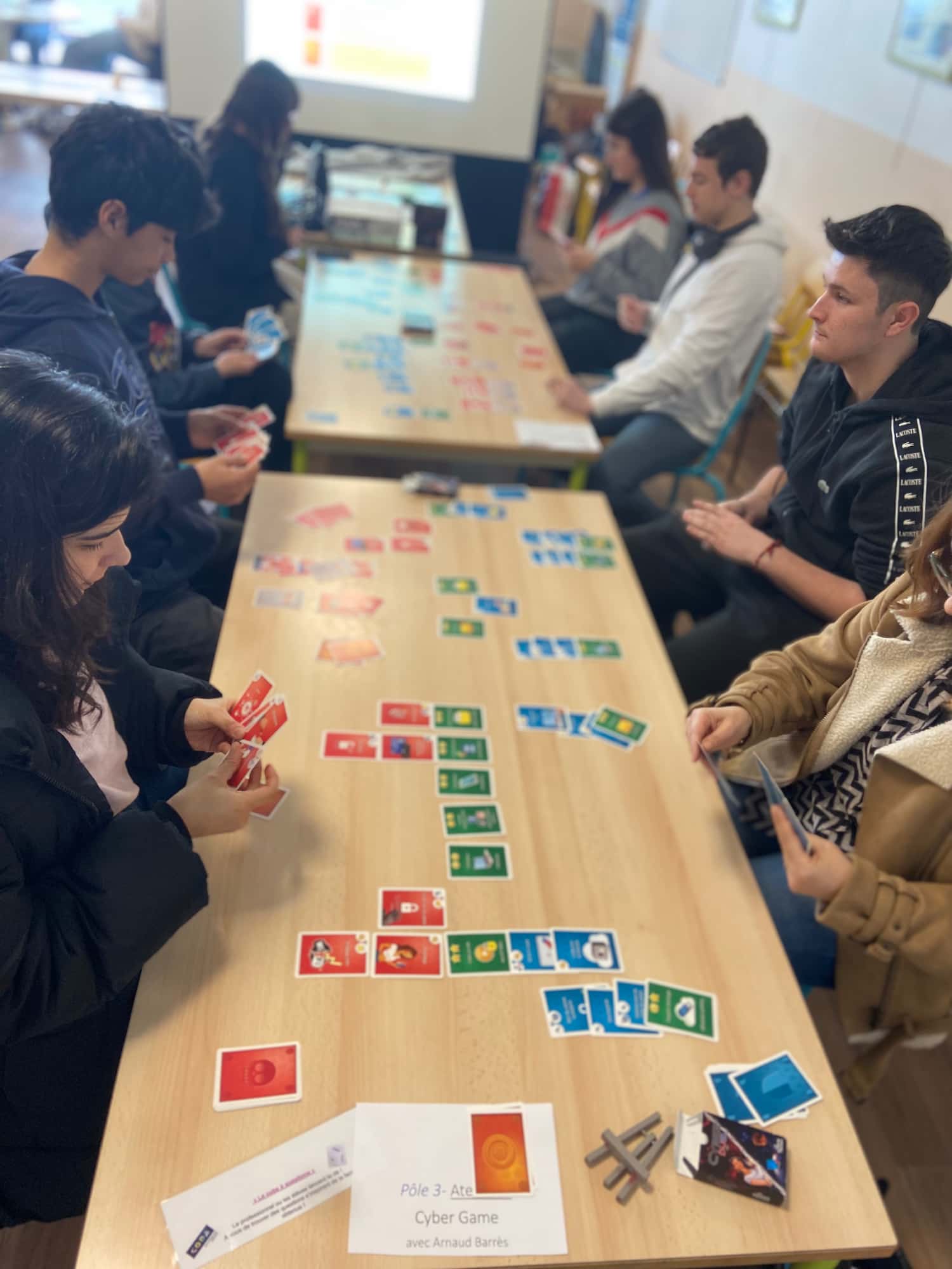 Image illustrant des animations de groupe en présentiel, favorisant la collaboration, l’échange et l’apprentissage collectif au sein d’un atelier ou d’une formation.